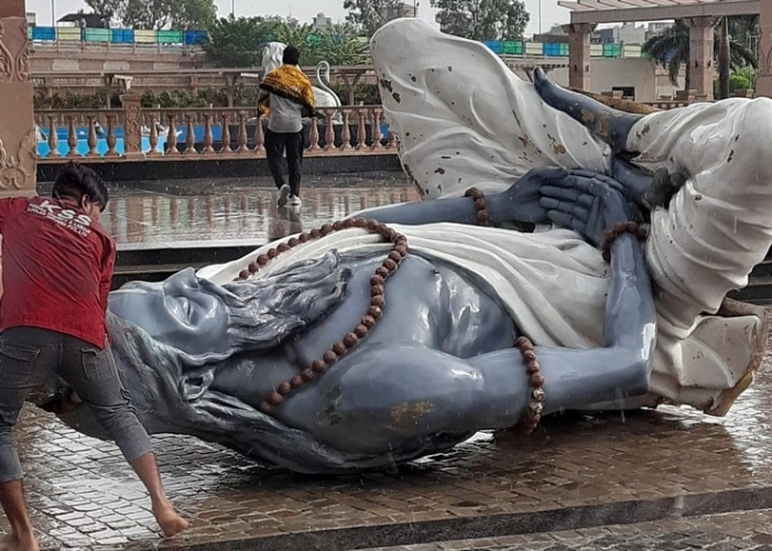 idols of saptarishis fell due to strong storm in ujjain