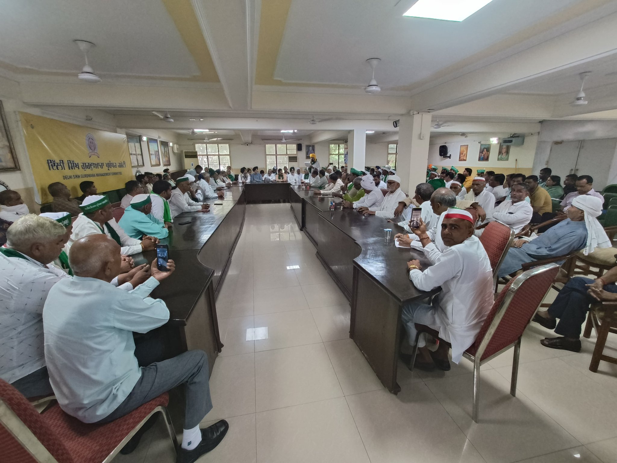 Farmer leaders are meeting at Gurudwara Shri Rakabganj Sahib under the MSP Guarantee Kisan Morcha, demanding the MSP Guarantee Law.